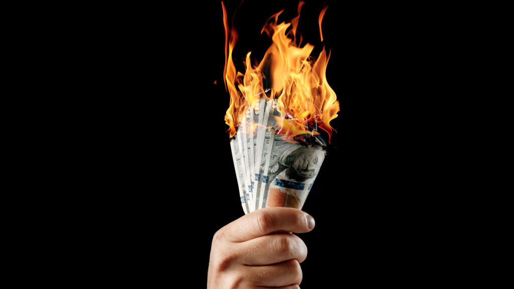 Decidir a tiempo el coste oculto de la indecisión quema dinero